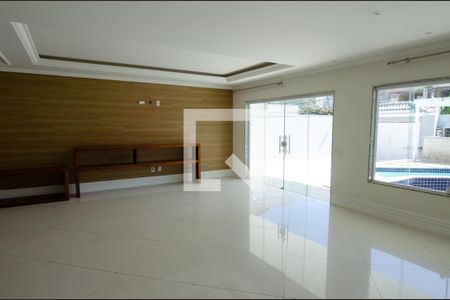 Sala de casa de condomínio à venda com 6 quartos, 600m² em Recreio dos Bandeirantes, Rio de Janeiro