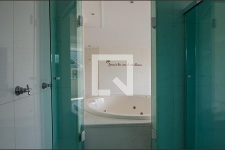 Casa de condomínio à venda com 600m², 6 quartos e 3 vagasBanheiro da suíte 4