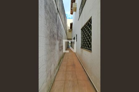 Casa à venda com 330m², 3 quartos e 8 vagas Casa à venda com 330m², 3 quartos e 8 vagasAcesso lateral ao quintal