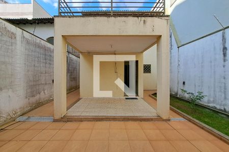 Casa à venda com 330m², 3 quartos e 8 vagas Casa à venda com 330m², 3 quartos e 8 vagasQuintal/Churrasqueira