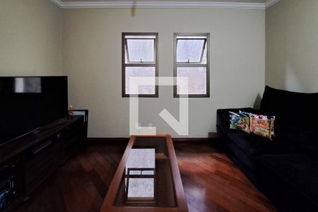 Casa à venda com 330m², 3 quartos e 8 vagas Casa à venda com 330m², 3 quartos e 8 vagasSala de TV