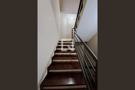 Casa à venda com 330m², 3 quartos e 8 vagas Casa à venda com 330m², 3 quartos e 8 vagasEscada para o segundo andar