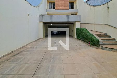 Casa à venda com 330m², 3 quartos e 8 vagas Casa à venda com 330m², 3 quartos e 8 vagasGaragem
