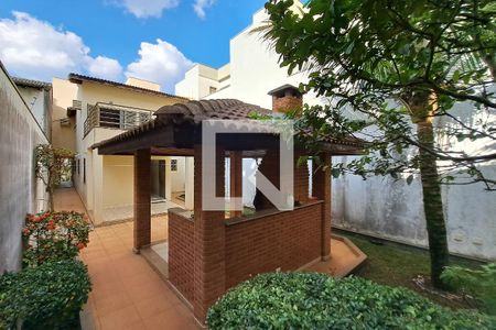 Casa à venda com 330m², 3 quartos e 8 vagas Casa à venda com 330m², 3 quartos e 8 vagasQuintal/Churrasqueira