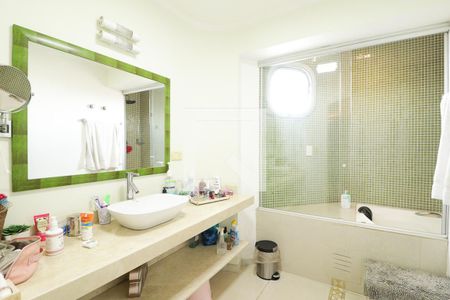 Apartamento à venda com 330m², 4 quartos e 3 vagasBanheiro da Suíte 1