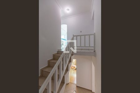Escada Dormitórios de casa à venda com 3 quartos, 300m² em Jardim Las Vegas, Santo André