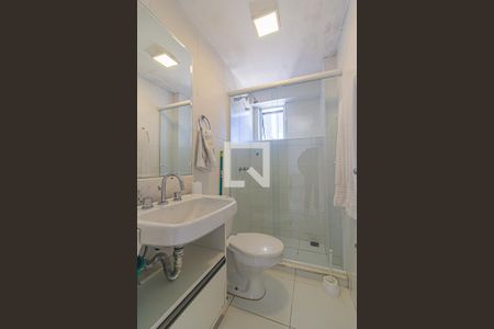 Banheiro de kitnet/studio para alugar com 1 quarto, 30m² em Mercês, Curitiba