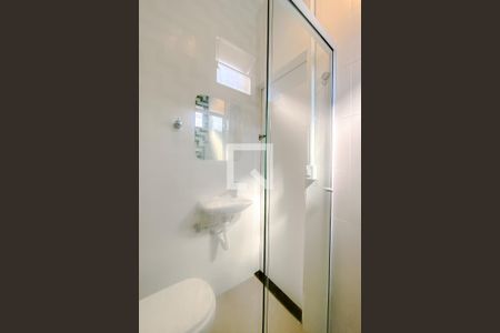 Banheiro de kitnet/studio para alugar com 1 quarto, 20m² em Água Rasa, São Paulo