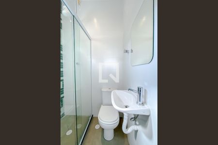 Banheiro de kitnet/studio para alugar com 1 quarto, 20m² em Água Rasa, São Paulo