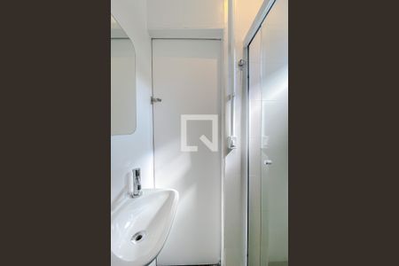 Banheiro de kitnet/studio para alugar com 1 quarto, 20m² em Água Rasa, São Paulo