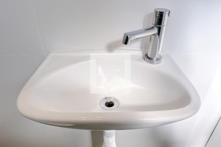 Banheiro de kitnet/studio para alugar com 1 quarto, 20m² em Água Rasa, São Paulo