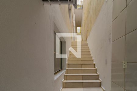 Acesso de casa para alugar com 1 quarto, 35m² em Jardim Santa Rosa, Taboão da Serra