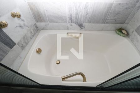 Casa à venda com 390m², 5 quartos e 7 vagasBanheiro da Suíte 1