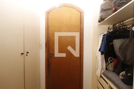 Casa à venda com 390m², 5 quartos e 7 vagasCloset da suíte 2