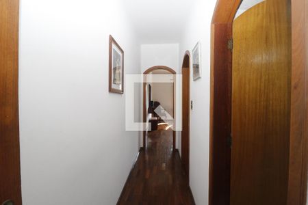 Casa à venda com 390m², 5 quartos e 7 vagasCorredor da Suíte 1