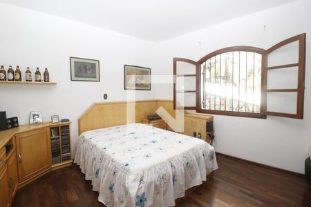 Casa à venda com 390m², 5 quartos e 7 vagasQuarto 2 - Suíte