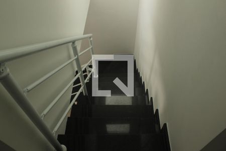 Escada de casa para alugar com 3 quartos, 95m² em Jardim Alzira, São Paulo
