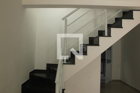 Escada de casa para alugar com 3 quartos, 95m² em Jardim Alzira, São Paulo