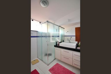 Casa à venda com 233m², 3 quartos e 3 vagasBanheiro do Quarto 1 - Suíte