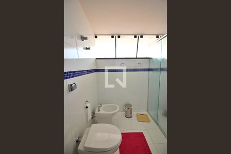 Casa à venda com 233m², 3 quartos e 3 vagasBanheiro do Quarto 1 - Suíte