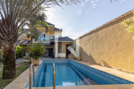 Casa de condomínio à venda com 302m², 5 quartos e 4 vagas Casa de condomínio à venda com 302m², 5 quartos e 4 vagasÁrea Externa - Piscina