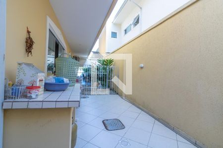 Casa de condomínio à venda com 302m², 5 quartos e 4 vagas Casa de condomínio à venda com 302m², 5 quartos e 4 vagasÁrea externa