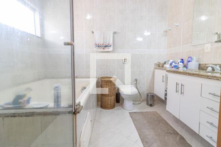 Casa de condomínio à venda com 302m², 5 quartos e 4 vagas Casa de condomínio à venda com 302m², 5 quartos e 4 vagasSuíte 1 - Banheiro