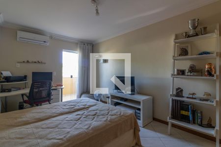 Casa de condomínio à venda com 302m², 5 quartos e 4 vagas Casa de condomínio à venda com 302m², 5 quartos e 4 vagasSuíte 2