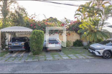 Casa de condomínio à venda com 302m², 5 quartos e 4 vagas Casa de condomínio à venda com 302m², 5 quartos e 4 vagasFachada