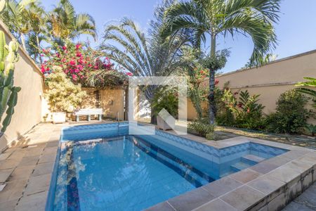 Casa de condomínio à venda com 302m², 5 quartos e 4 vagas Casa de condomínio à venda com 302m², 5 quartos e 4 vagasÁrea Externa - Piscina