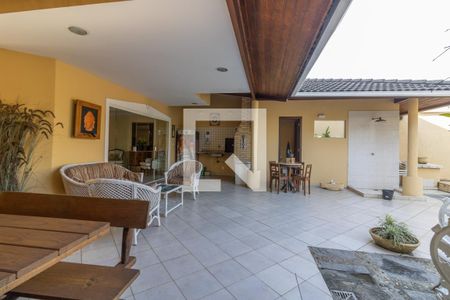 Casa de condomínio à venda com 302m², 5 quartos e 4 vagas Casa de condomínio à venda com 302m², 5 quartos e 4 vagasÁrea Externa