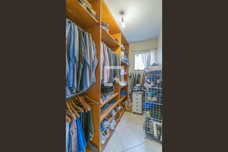 Casa de condomínio à venda com 302m², 5 quartos e 4 vagas Casa de condomínio à venda com 302m², 5 quartos e 4 vagasSuíte 1 - Closet