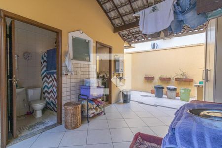 Casa de condomínio à venda com 302m², 5 quartos e 4 vagas Casa de condomínio à venda com 302m², 5 quartos e 4 vagasÁrea de Serviço