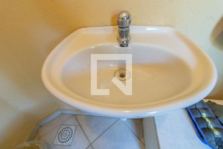 Casa de condomínio à venda com 302m², 5 quartos e 4 vagas Casa de condomínio à venda com 302m², 5 quartos e 4 vagasÁrea externa - Lavabo