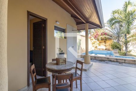 Casa de condomínio à venda com 302m², 5 quartos e 4 vagas Casa de condomínio à venda com 302m², 5 quartos e 4 vagasÁrea Externa