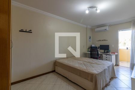 Casa de condomínio à venda com 302m², 5 quartos e 4 vagas Casa de condomínio à venda com 302m², 5 quartos e 4 vagasSuíte 2