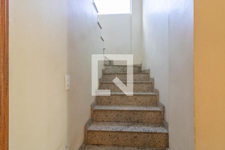 Casa de condomínio à venda com 302m², 5 quartos e 4 vagas Casa de condomínio à venda com 302m², 5 quartos e 4 vagasEscada