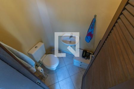 Casa de condomínio à venda com 302m², 5 quartos e 4 vagas Casa de condomínio à venda com 302m², 5 quartos e 4 vagasÁrea externa - Lavabo