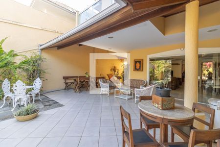 Casa de condomínio à venda com 302m², 5 quartos e 4 vagas Casa de condomínio à venda com 302m², 5 quartos e 4 vagasÁrea Externa