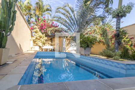 Casa de condomínio à venda com 302m², 5 quartos e 4 vagas Casa de condomínio à venda com 302m², 5 quartos e 4 vagasÁrea Externa - Piscina