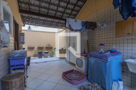 Casa de condomínio à venda com 302m², 5 quartos e 4 vagas Casa de condomínio à venda com 302m², 5 quartos e 4 vagasÁrea de Serviço