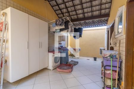 Casa de condomínio à venda com 302m², 5 quartos e 4 vagas Casa de condomínio à venda com 302m², 5 quartos e 4 vagasÁrea de Serviço