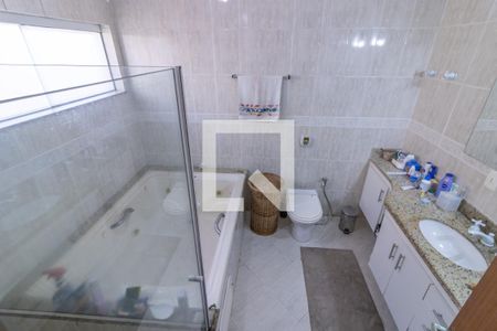 Casa de condomínio à venda com 302m², 5 quartos e 4 vagas Casa de condomínio à venda com 302m², 5 quartos e 4 vagasSuíte 1 - Banheiro