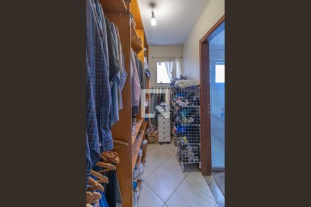 Casa de condomínio à venda com 302m², 5 quartos e 4 vagas Casa de condomínio à venda com 302m², 5 quartos e 4 vagasSuíte 1 - Closet