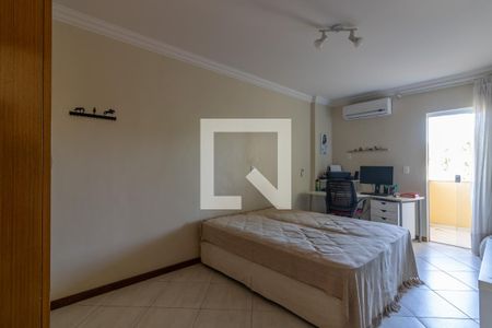 Casa de condomínio à venda com 302m², 5 quartos e 4 vagas Casa de condomínio à venda com 302m², 5 quartos e 4 vagasSuíte 2