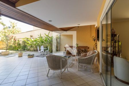 Casa de condomínio à venda com 302m², 5 quartos e 4 vagas Casa de condomínio à venda com 302m², 5 quartos e 4 vagasÁrea Externa