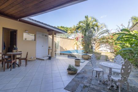 Casa de condomínio à venda com 302m², 5 quartos e 4 vagas Casa de condomínio à venda com 302m², 5 quartos e 4 vagasÁrea Externa