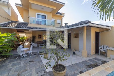 Casa de condomínio à venda com 302m², 5 quartos e 4 vagas Casa de condomínio à venda com 302m², 5 quartos e 4 vagasÁrea Externa