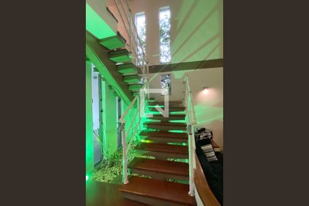 Escada de casa de condomínio à venda com 4 quartos, 398m² em Alphaville, Santana de Parnaíba