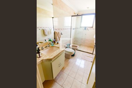 Apartamento à venda com 250m², 3 quartos e 4 vagas Apartamento à venda com 250m², 3 quartos e 4 vagasBanheiro da Suíte 2